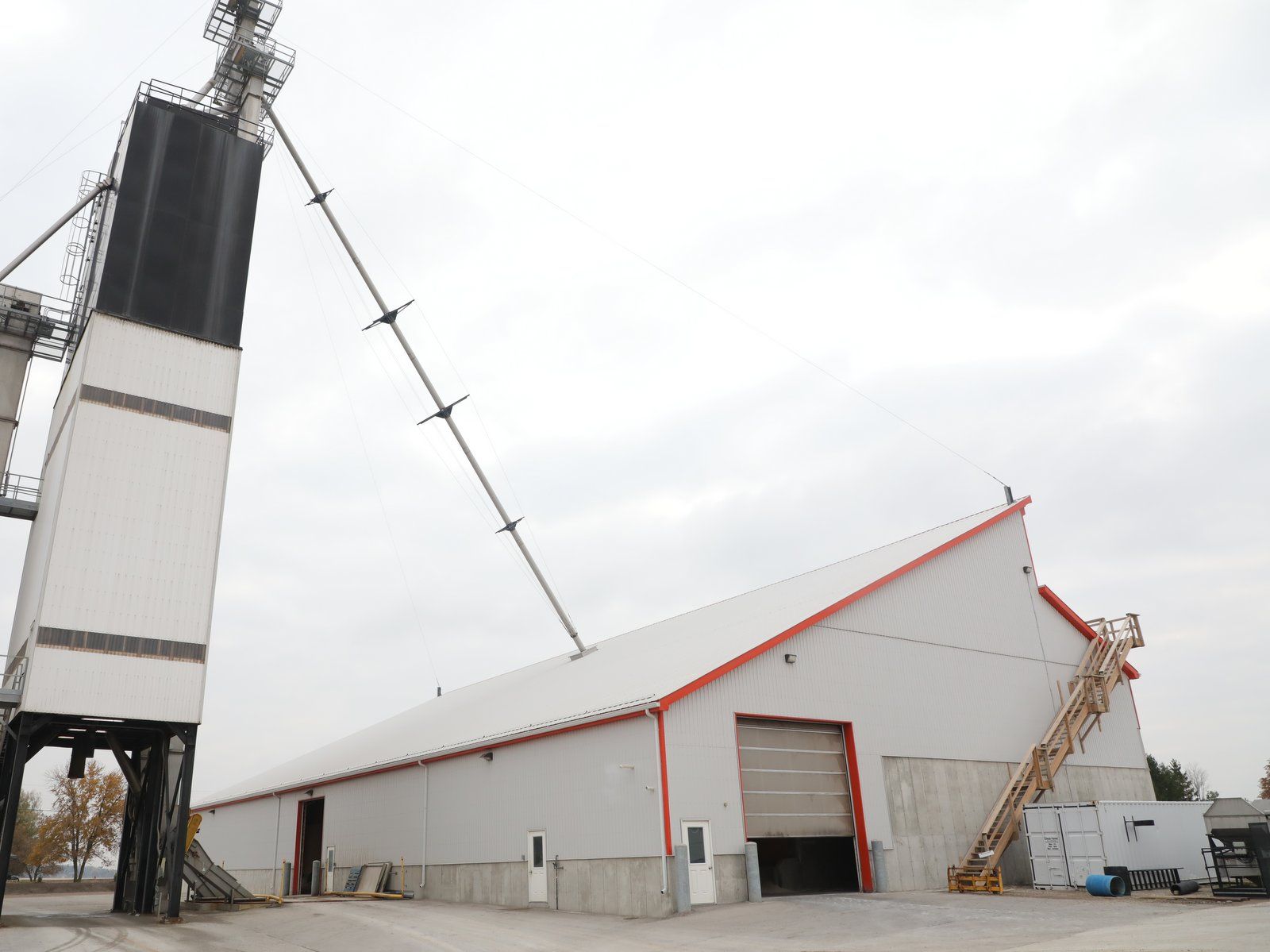 Image of fertilizer tower at Hoegy's Farm Supply